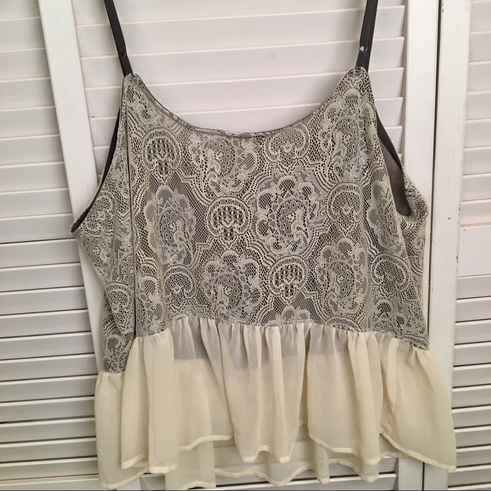 Lace & Ruffle Sun Strap Top. L. EUC - Picture 4 of 4